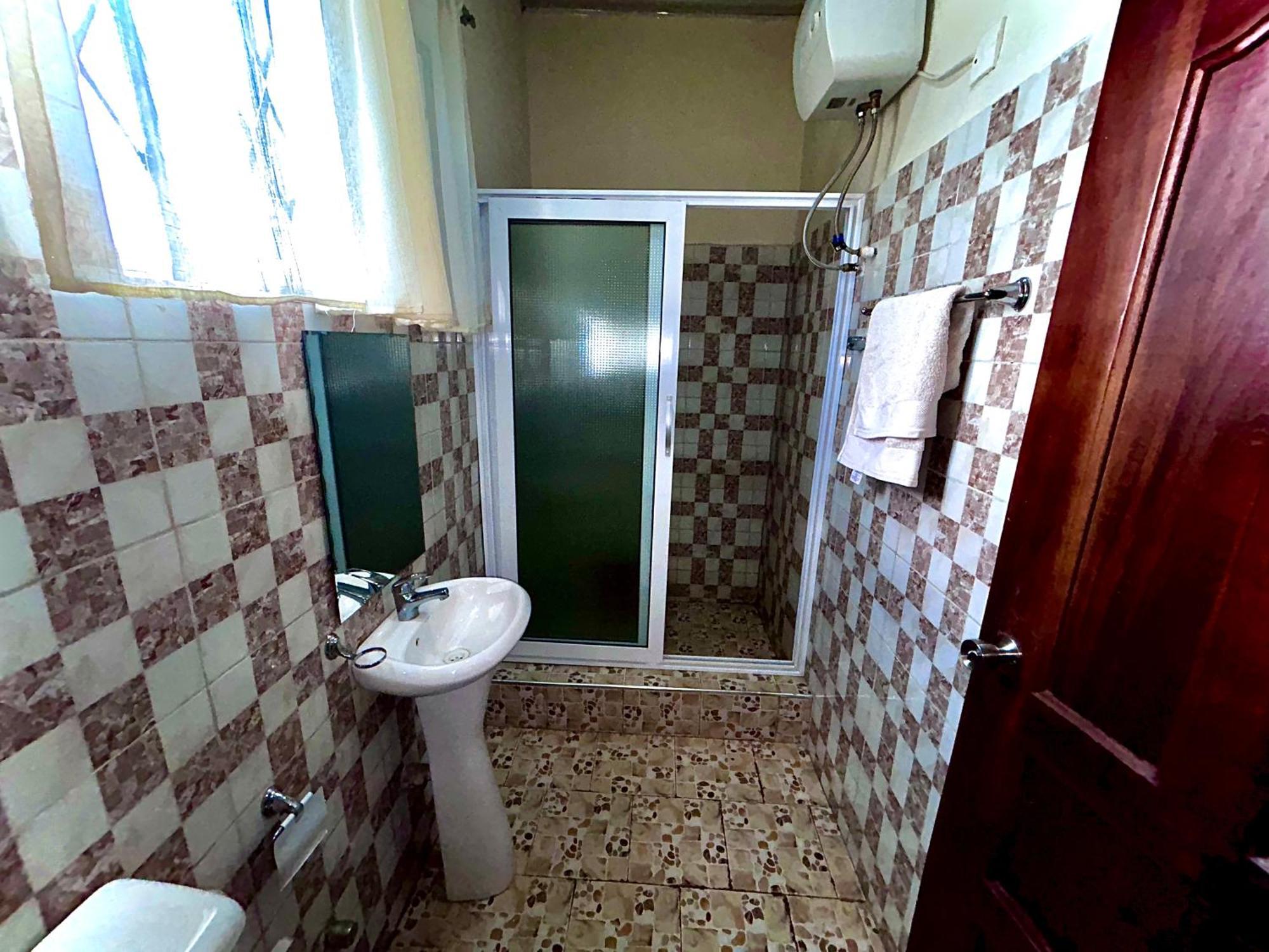 Jessie Hotel Adenta Buitenkant foto